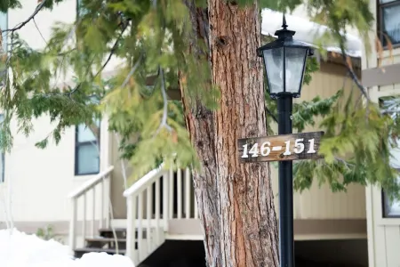 Cozy condo with shared pool and tennis courts near lake, Northstar, and more! Отели рядом с достопримечательностью «Государственная зона отдыха Кингс Бич»