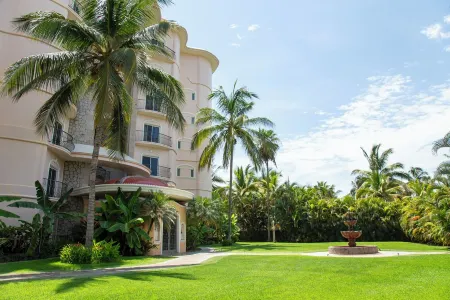 Gorgeous Two-Story Penthouse Private Community on the Beach!