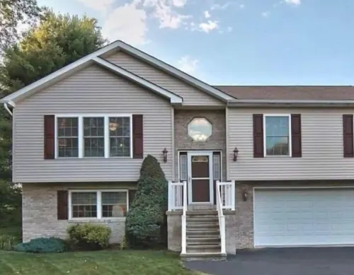 Available. follow us @PoconoHome 卡溫頓住宿飯店