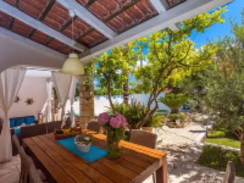 Seafront villa, sandy beach, heated pool, sauna, fitness,. Hotels in Duce