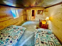 Longview Lodge 6 Bedrooms with Hot Tub & Swimming Pond, firepit, & pool table