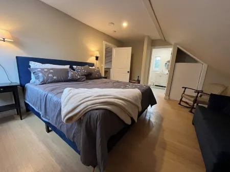 The Gallery /Spa House in picturesque Oceanside community