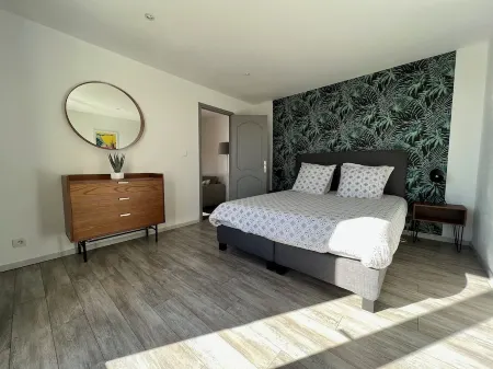 Ground floor with swimming pool and large terrace Отели в г. Драгиньян