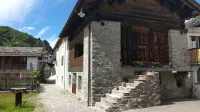 Detached house on the river within walking distance of the village and ski lifts