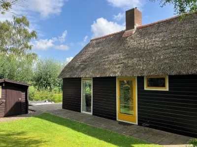 Idyllic house with spacious garden next to canal, boat rent is possible (extra) Hotels near Arboretum Giethoorn