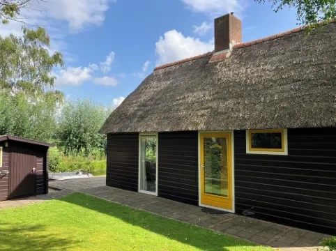 Idyllic house with spacious garden next to canal, boat rent is possible (extra) Hotels in Giethoorn