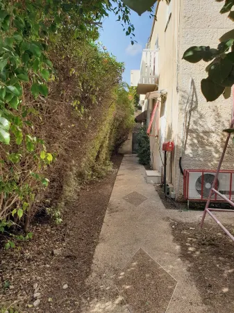 Sleeps 8-Cozy and Spacious Ground Floor, 2 apts connected. 4 bedrooms, 3 baths Отели в г. Кирьят-Бялик