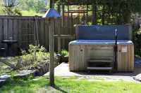 MeadowBrook Suite Deluxe 2 BDRM w/ Yard and Hot Tub