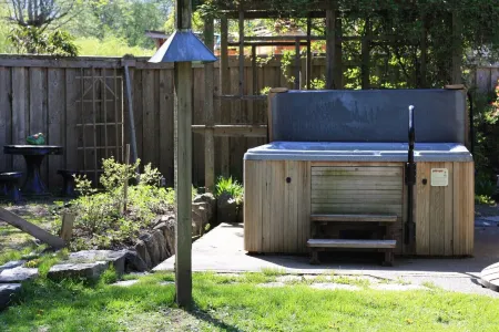 MeadowBrook Suite Deluxe 2 BDRM w/ Yard and Hot Tub