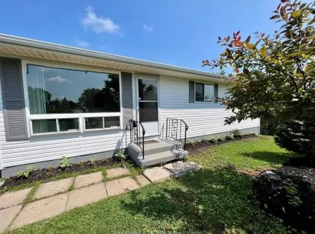 Cozy Moncton Basement suite around the corner from the Hospital Отели рядом со станцией Залізнична станція Монктон