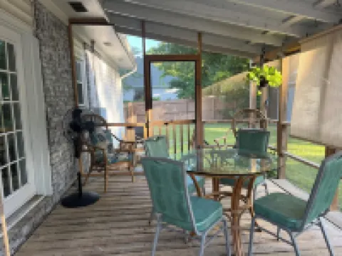 Hampstead 3 bedroom house close to Wilmington: 2 living rooms and Fenced in Yard Hotels in Pender County