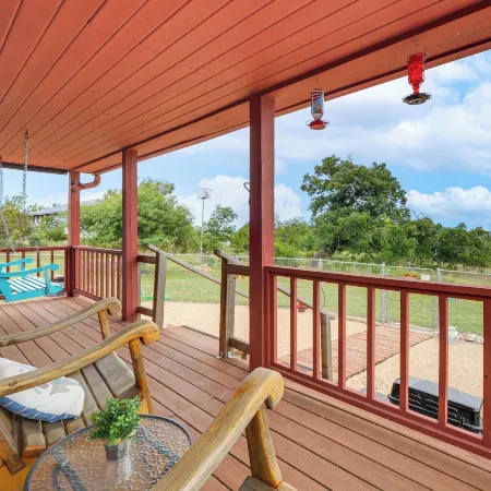 Pet-Friendly Fredericksburg Cabin w/ Hot Tub!