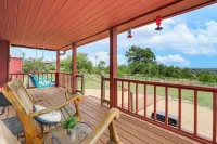 Pet-Friendly Fredericksburg Cabin w/ Hot Tub! - Hot Tub