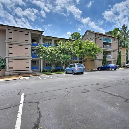 Condo on Lake Keowee w/ Resort Amenities & Pool!