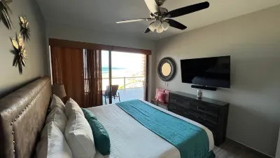 Ocean Front Oasis 2 Bedroom Condo Các khách sạn ở 