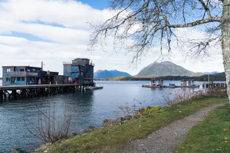 Goodview Suite - licensed waterfront studio with a fireplace and patio