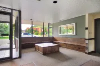 Comfortable Cozy Condo - Short Walk to American Eagle Lift - SH402 by RedAwning