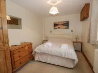 1 Park Nook Close - parking
