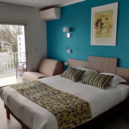 Logis Hôtel les Bleuets Отели рядом с достопримечательностью «Парк Пале Де конгре»
