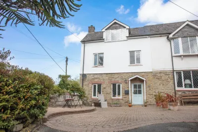 Bro Tref Cottage Hotels near Mawgan Porth Beach