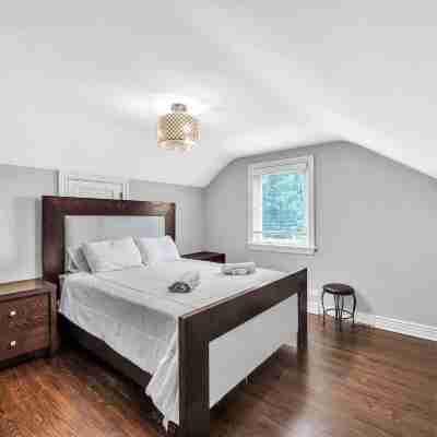 Serene & Charming 5Br des Plaines Getaway 5 Bedroom Home by RedAwning Rooms