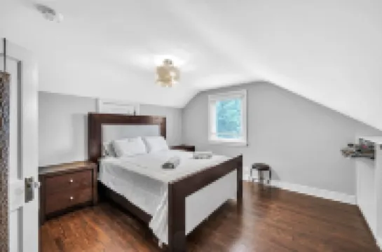 Serene & Charming 5Br des Plaines Getaway 5 Bedroom Home by RedAwning