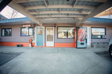 Gold Pan Motel Отели в г. Квеснел