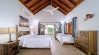 Beach House Condos, Negril - พร้อมระเบียง