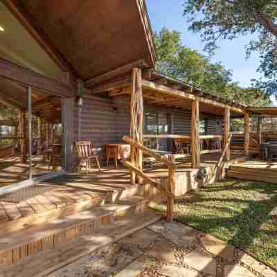 Guadalupe Bluff Log Cabin 4 Bedroom Home by Redawning Hotel Exterior