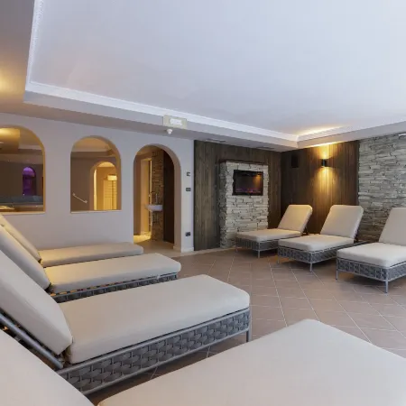 Aparthotel Familiaris - Family Apartments - Pools & Spa in Dolomites