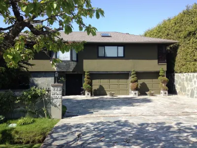The Stone Hedge Bed and Breakfast Hotels near Steveston