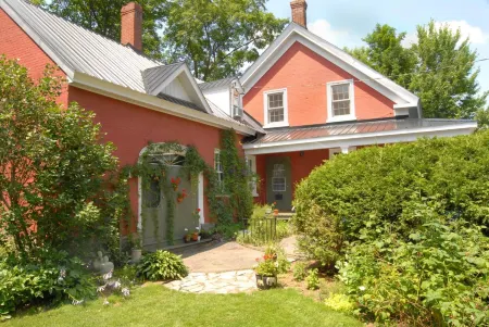 Le Passe-Partout Отели в г. Сютон