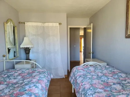 PRIVATE, COMFORTABLE & SPACIOUS! NEAR THE MARINA, BEACHES & DOWNTOWN! CONDO 302