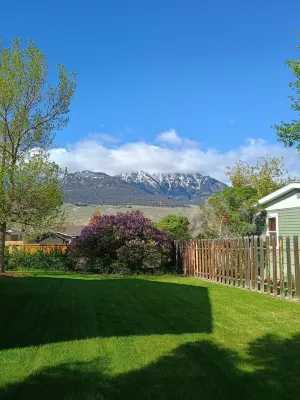 Lost Pines Guesthouse - Beautiful views and only 5 minutes to Yellowstone Park