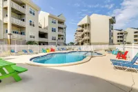 Bayfront Pensacola Beach Condo w/ Pool & Elevator - Beach