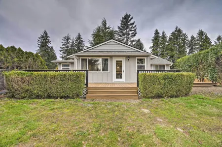 Deck + Game Room: Redmond Home ~ 17 Mi to Seattle Отели рядом с достопримечательностью «JG Redmond II»