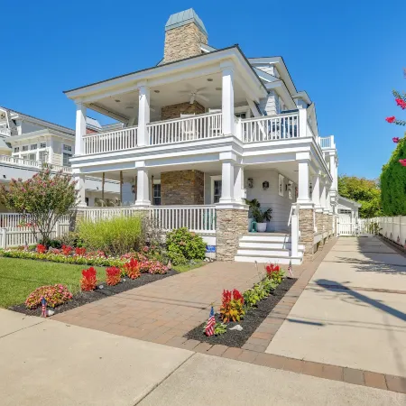 Spacious Avalon Beach House - 2 Blocks to Water!