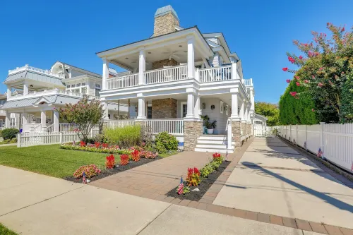 Spacious Avalon Beach House - 2 Blocks to Water! - Wifi