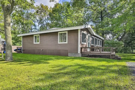Cozy Lake Champlain Cottage w/ Private Beach!