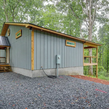 Blue Ridge Mountainside Cottage w/ Fire Pit!