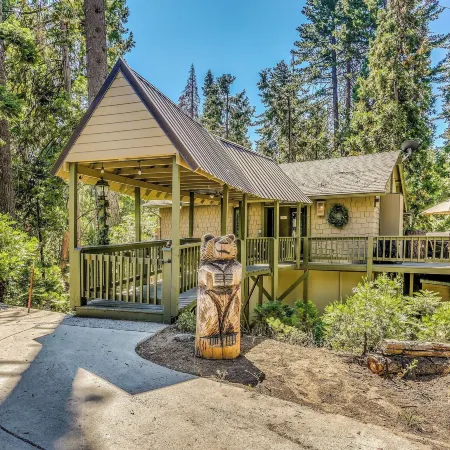 Cozy 'Bears Hideaway' Cabin ~ 3 Mi to Shaver Lake!