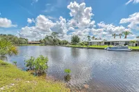 Waterfront Home on Canal w/ Dock & Pedal Boat! - Kæledyr tilladt