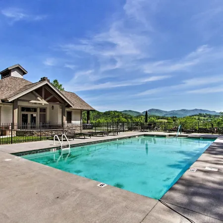Townsend Condo w/ Pool, Great Smoky Mountain Views