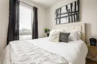 Fully Stocked Trendy Condo Close To Downtown And The Beach
