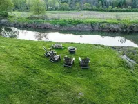 Nature's Edge-4 bedroom/2 bath serene getaway w/ River & Firepit