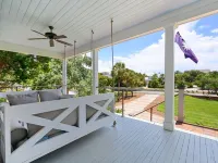 Come and Wind down and Relax at Family Tides! 6 Bedroom Villa by Peace Vacations Hotels in Georgetown