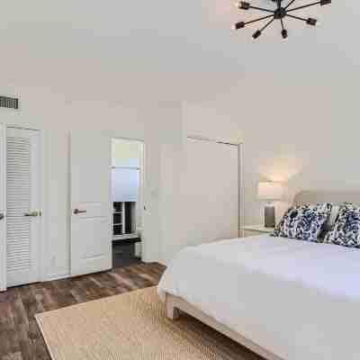 The Glenn House - Gather Poolside in a Breezy South End Getaway Rooms