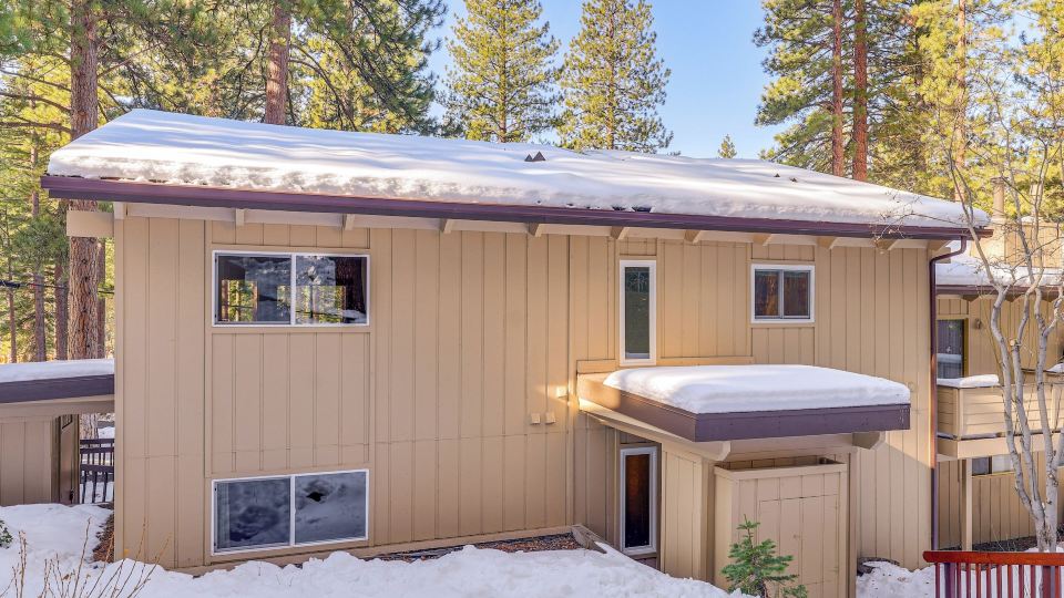 1 Mi to Diamond Peak Ski Resort Forest-View Condo