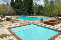Family-Friendly Cabin: Pool Access, Bikes & Games - Pools