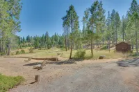 6 Mi to Yosemite National Park: Retreat w/ Deck!
